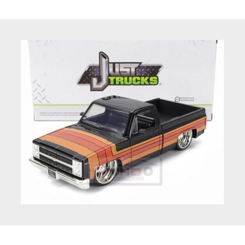 1:24 JADA Chevrolet C-10 Pick-Up Custom 1985 Black Brown JADA35854